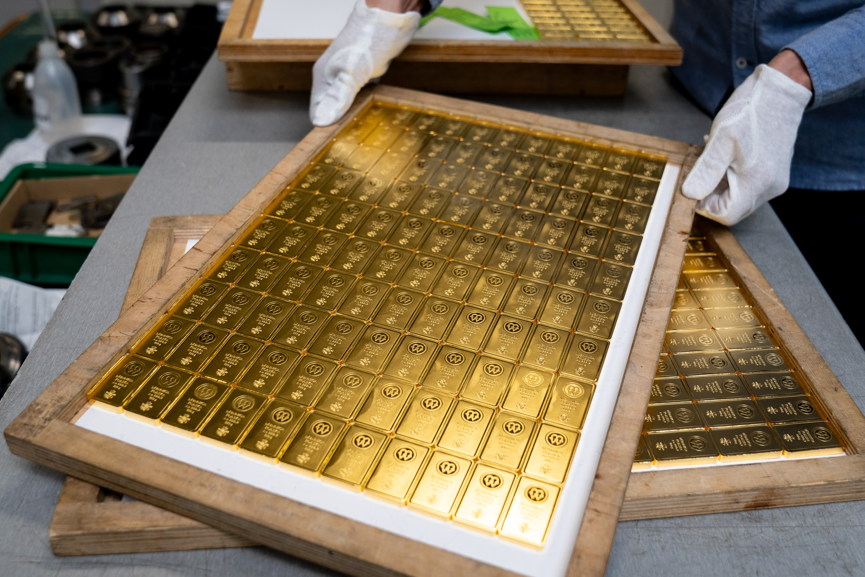 Gold Drops as Oil Surge Stokes Fears of Higher Interest Rates ...