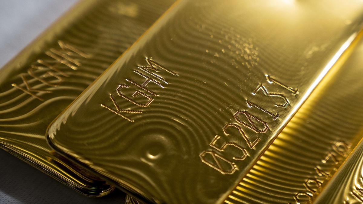 Gold Edges Up as Lower Oil Prices Pare Rate-Hike Expectations ...